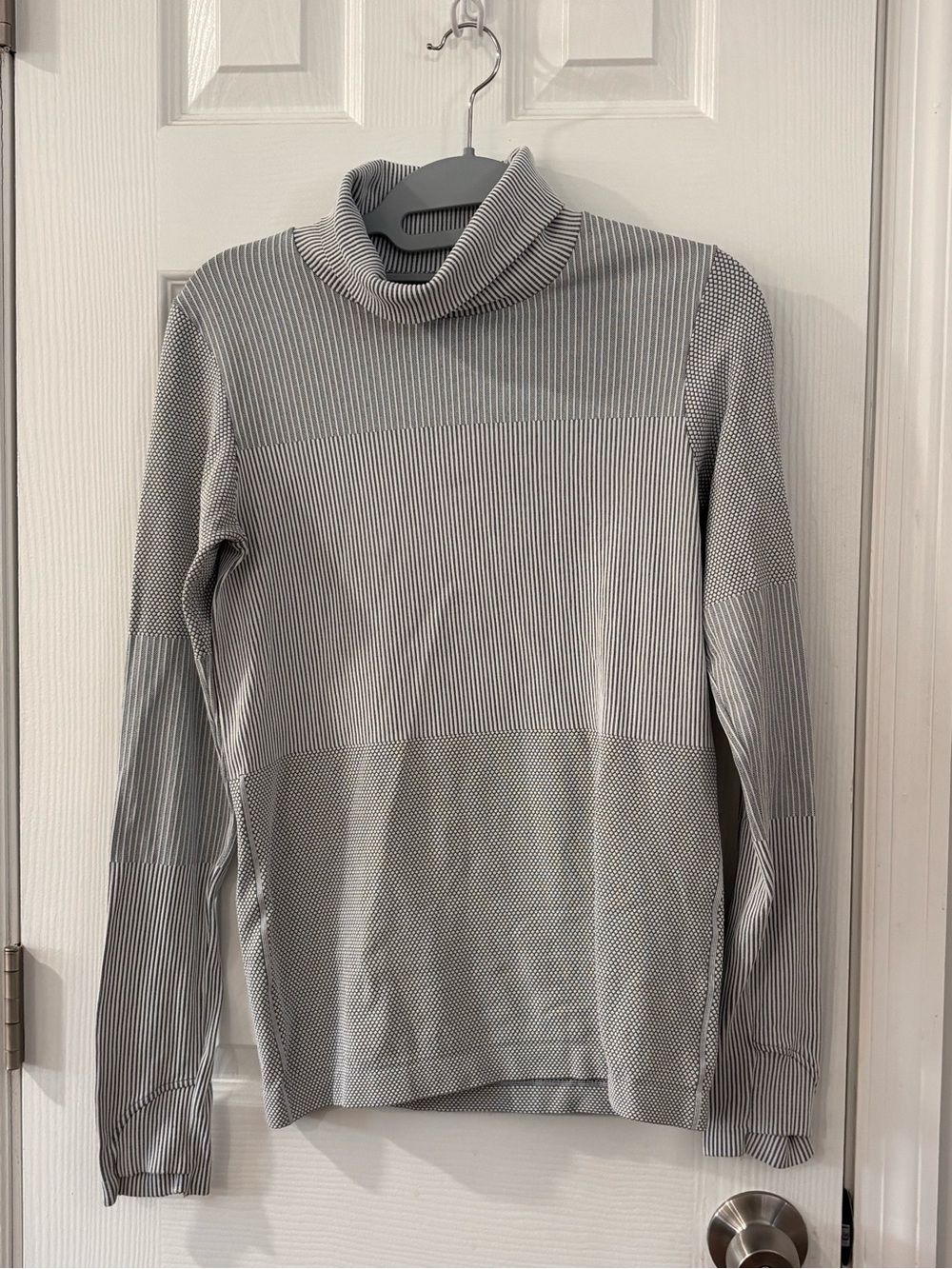 🔴Athleta Light Gray Ribbed Turtleneck Long Sleeve Top - Picture 2 of 8